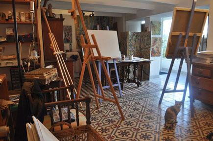 L’atelier de Pierre Quentel à Locquénolé, avec chevalets et matériel de peinture