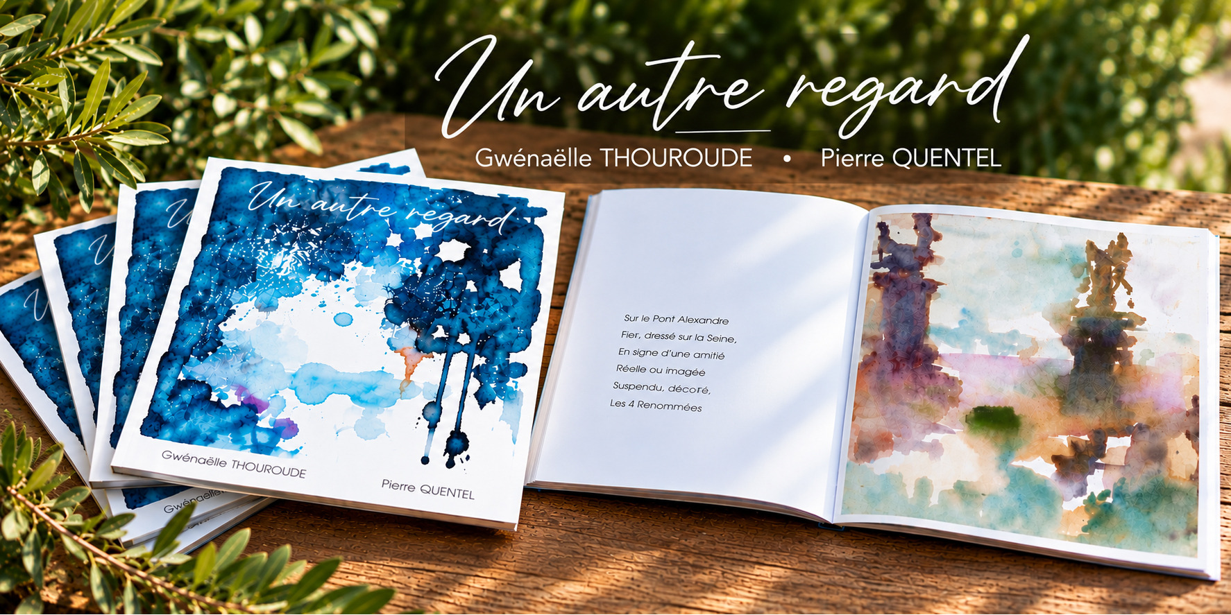 Plusieurs exemplaires du livre Un autre regard et un exemplaire ouvert